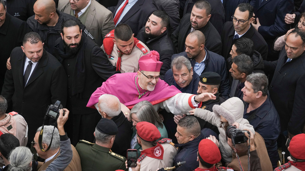 24.12.2022, Bethlehem: Pierbattista Pizzaballa grüßt die Gläubigen auf dem Weg zur Geburtskirche. 