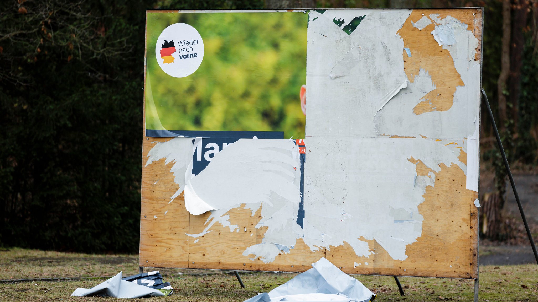 Zerstörtes Wahlplakat (Symbolbild)