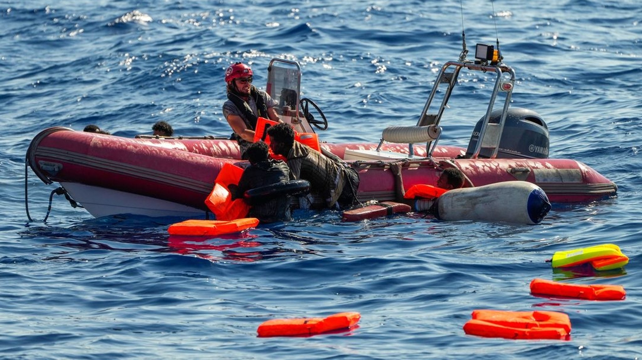 Freiwillige Helfer retten Menschen, nachdem deren Boot gekentert ist (Archivbild). Vor Lampedusa kam jetzt für mindestens 41 von ihnen jede Hilfe zu spät. 