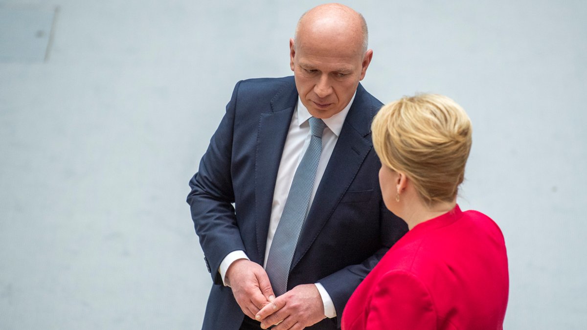 Kai Wegner (CDU, l.) und Franziska Giffey (SPD) sprechen im Plenarsaal vom Berliner Abgeordnetenhaus nach dem zweiten Wahlgang.