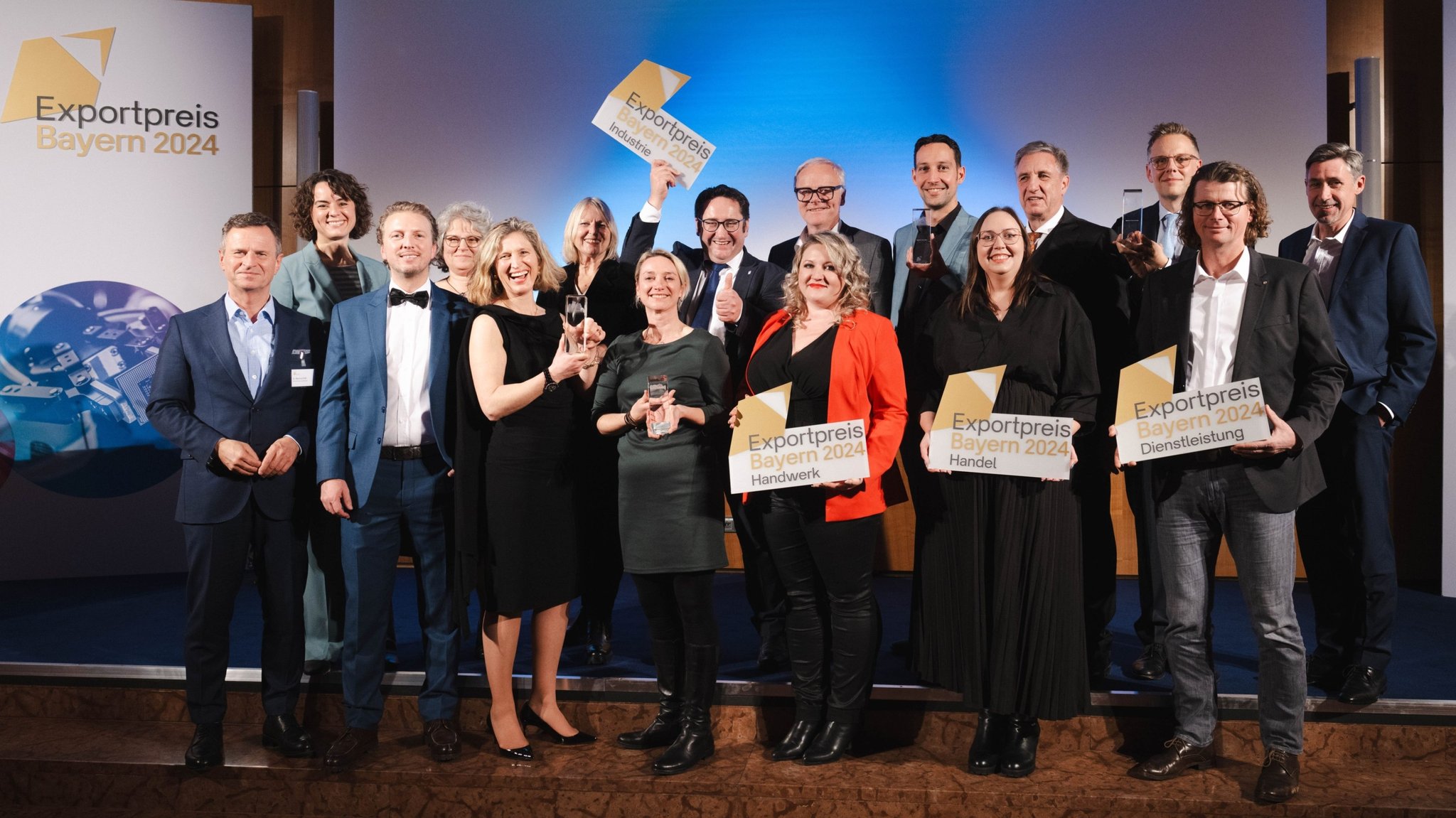 Die Preisträgerinnen und Preisträger 2024 am Abend der Verleihung im Saal der Handwerkskammer für München und Oberbayern.