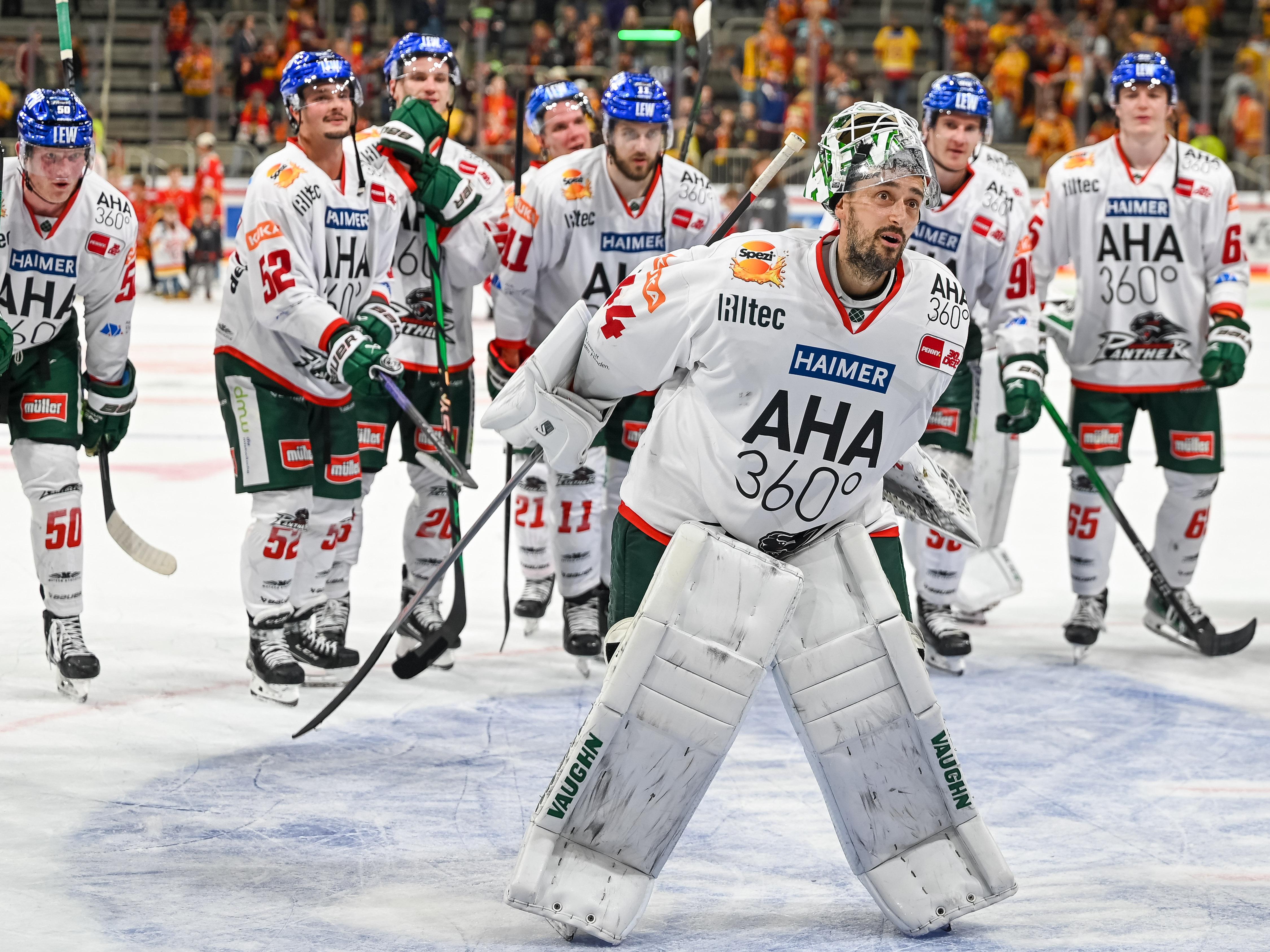 Dennis Endras (Augsburger Panther, #44) bedankt sich am fünften Spieltag der Saison 2023/2024 in Düsseldorf bei den Fans der Augsburger Panther.