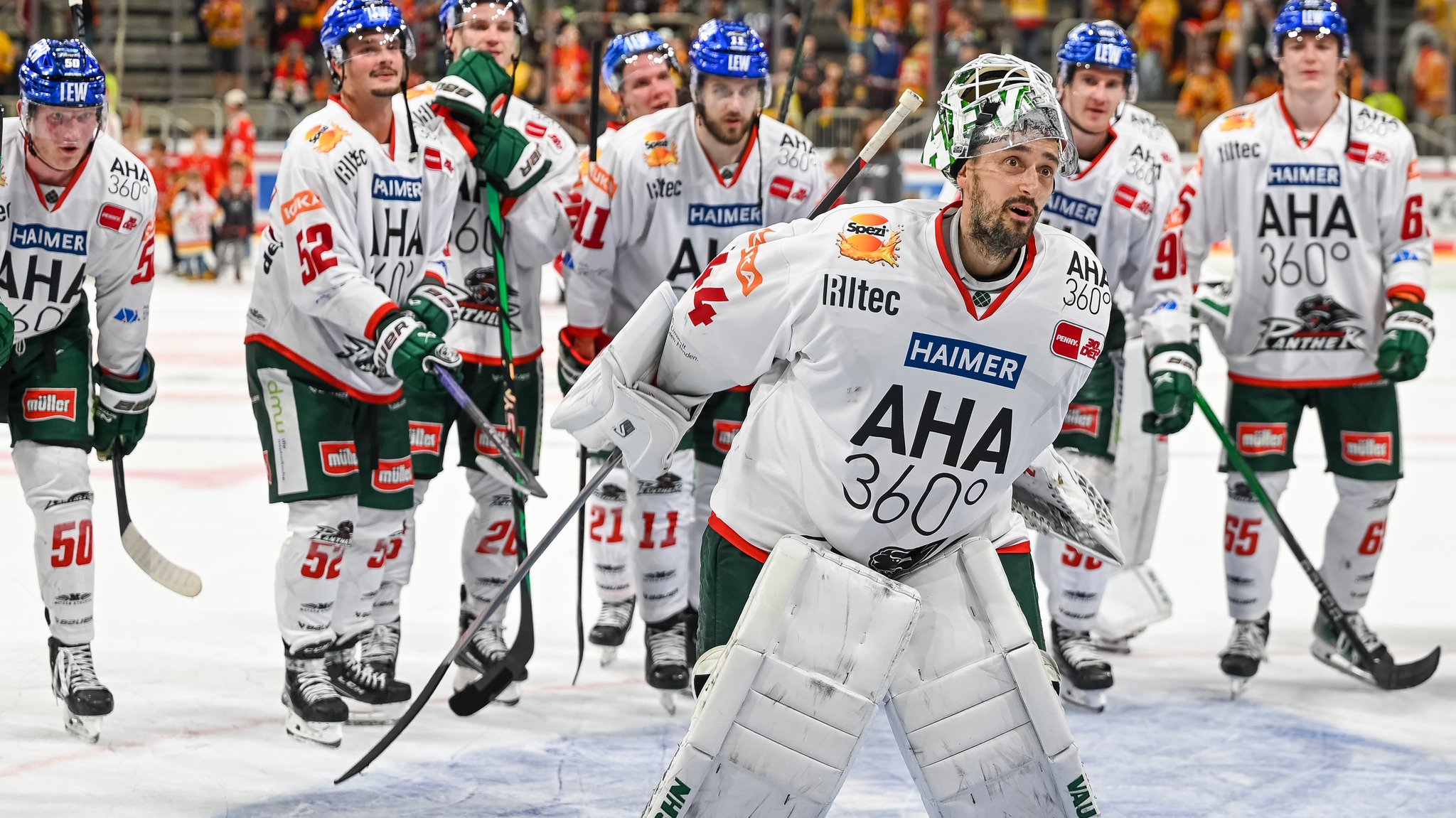 Dennis Endras (Augsburger Panther, #44) bedankt sich am fünften Spieltag der Saison 2023/2024 in Düsseldorf bei den Fans der Augsburger Panther.