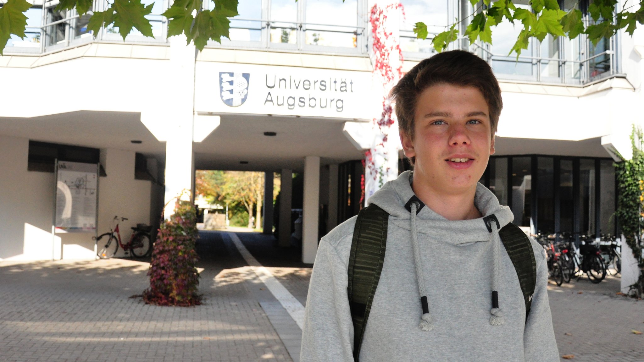 Samuel Antz vor der Universität Augsburg