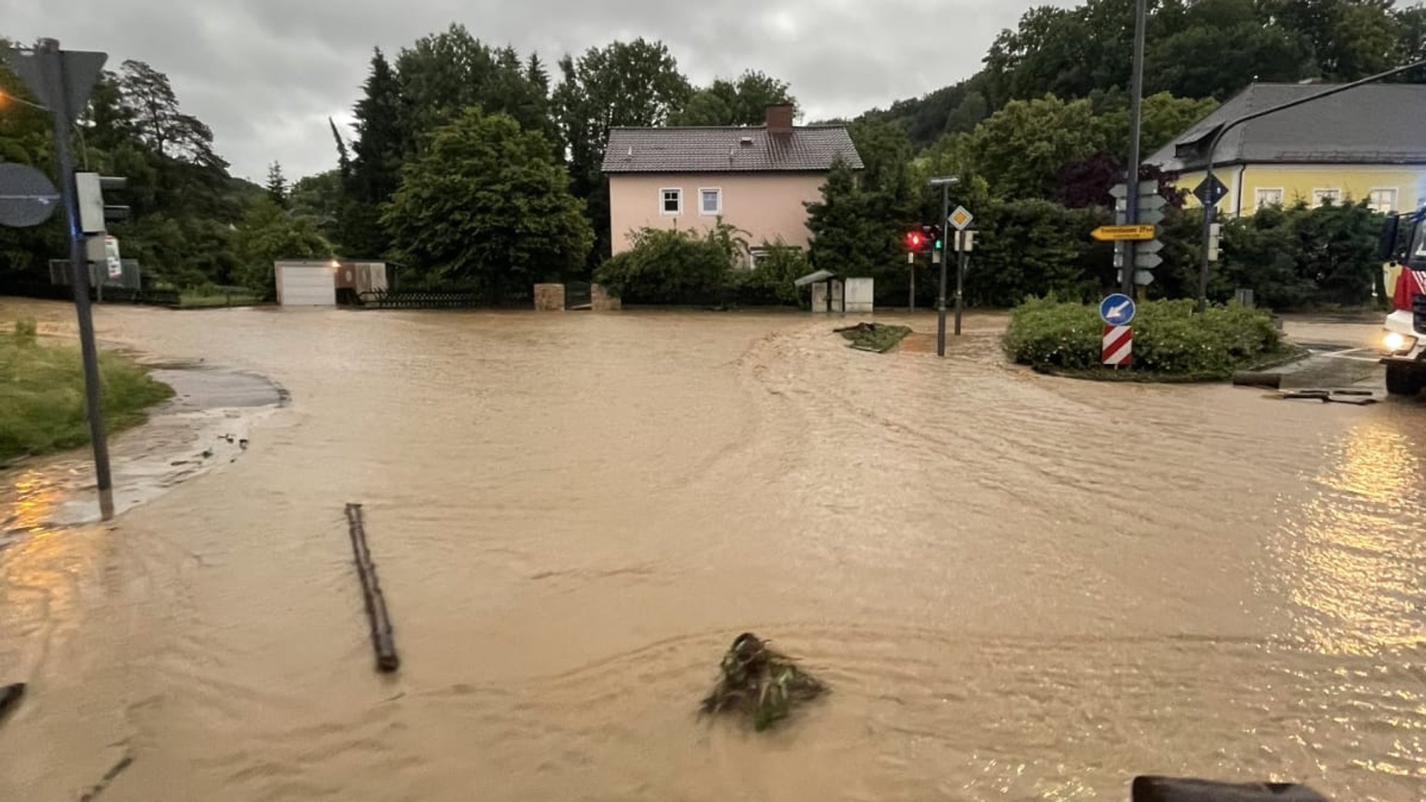 Eine Kreuzung in Landshut komplett unter Wasser