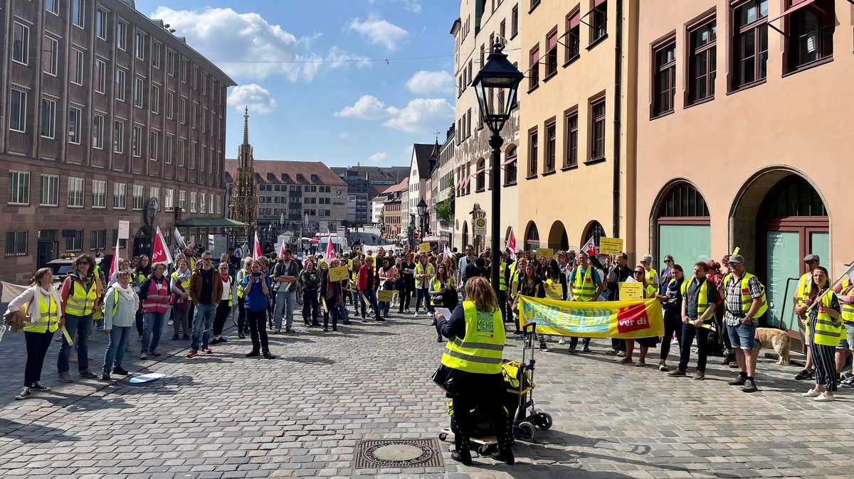 Warnstreik der Sozial- und Erziehungsdienste: Streikende mit gelben Westen in der Königstraße in Nürnberg.