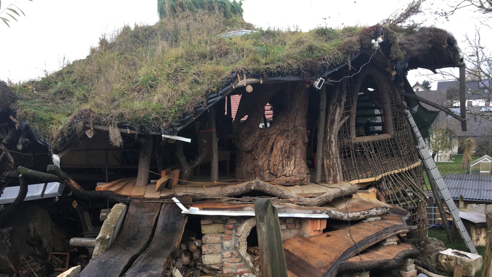 Das "Hobbithaus" in Hohenthann: Schwarzbau oder Kunst?