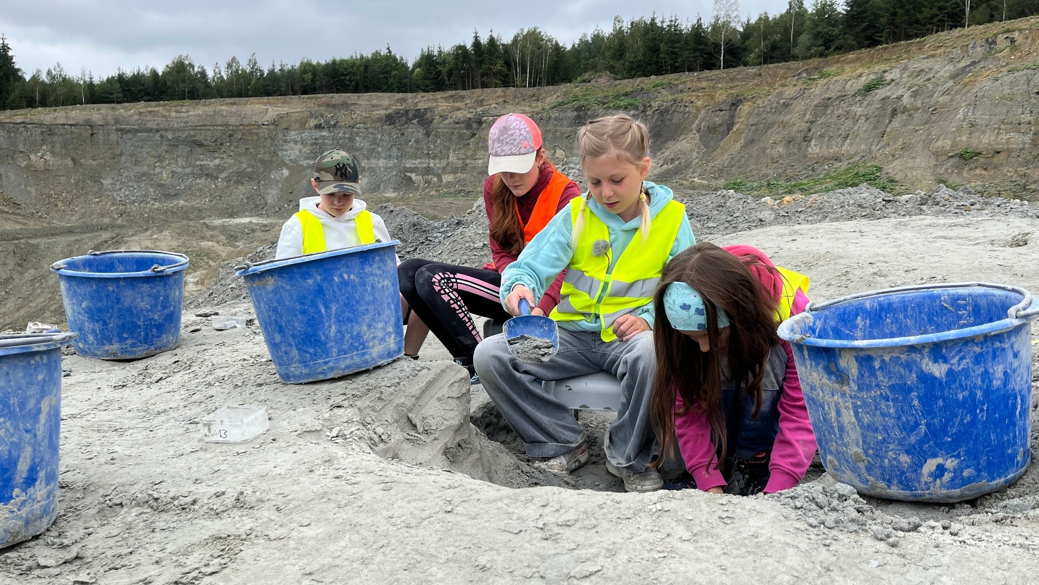 Kinder graben nach Fossilien in der Grube, wo die Überreste eines aufrecht gehenden Menschenaffen entdeckt worden waren.