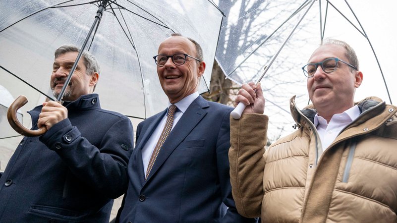 Dobrindt: Debatten von den Rändern in die politische Mitte holen | Bild: dpa-Bildfunk/Peter Kneffel Dobrindt: Debatten von den Rändern in die politische Mitte holen