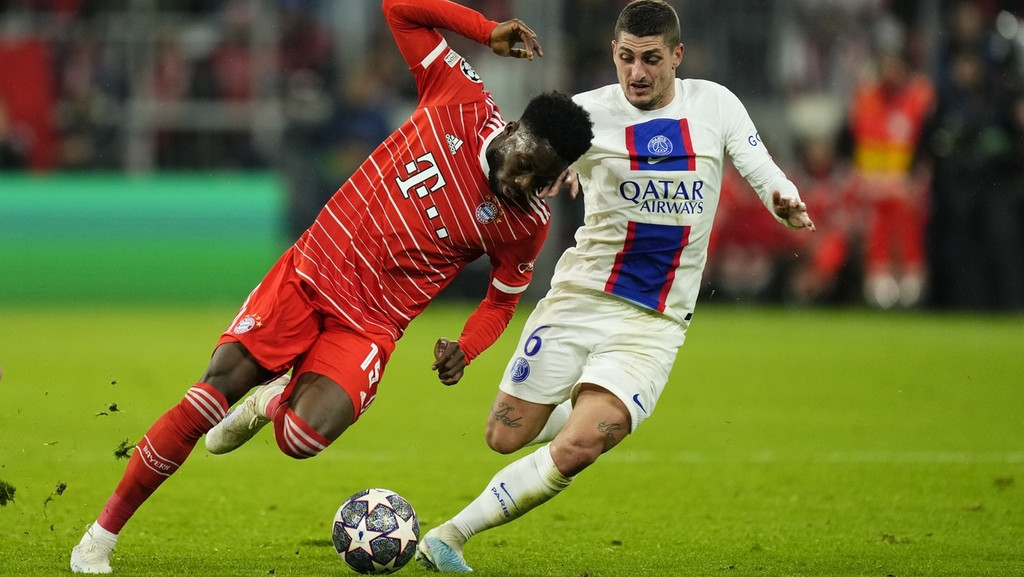 Marco Verratti im Duell mit Alphonso Davies | Bild: picture alliance / AA | Jose Hernandez Marco Verratti im Duell mit Alphonso Davies