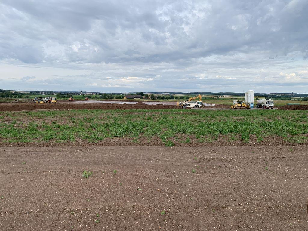 In Bergrheinfeld in Unterfranken sind die Vorarbeiten für die Errichtung der SuedLink-Stromtrasse bereits in vollem Gange (Archivbild vom 12.07.2024).