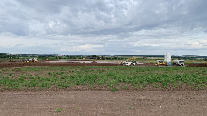 In Bergrheinfeld in Unterfranken sind die Vorarbeiten für die Errichtung der SuedLink-Stromtrasse bereits in vollem Gange (Archivbild vom 12.07.2024). | Bild: BR/Norbert Steiche In Bergrheinfeld in Unterfranken sind die Vorarbeiten für die Errichtung der SuedLink-Stromtrasse bereits in vollem Gange (Archivbild vom 12.07.2024).