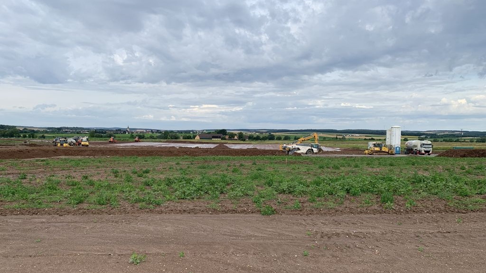 In Bergrheinfeld in Unterfranken sind die Vorarbeiten für die Errichtung der SuedLink-Stromtrasse bereits in vollem Gange (Archivbild vom 12.07.2024).