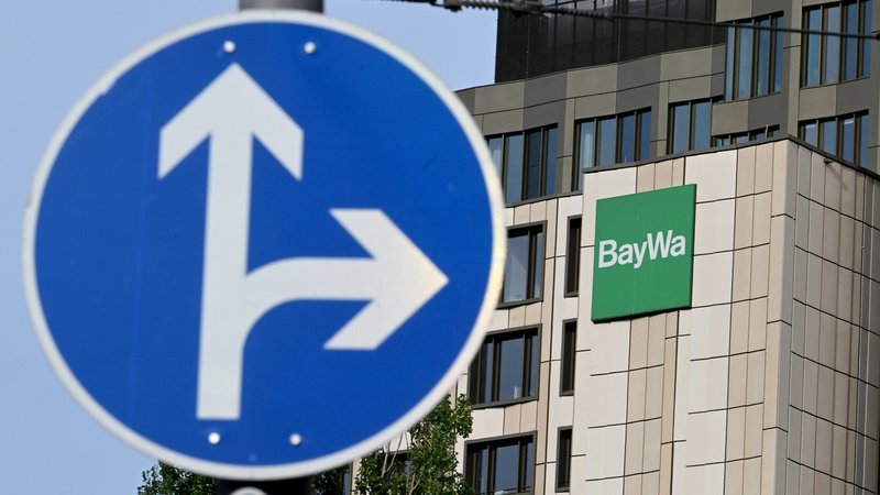 Die BayWa-Zentrale in München, davor ein Verkehrsschild: Geradeaus oder rechts abbiegen möglich. | Bild: dpa/pa/Jens Niering Die BayWa-Zentrale in München, davor ein Verkehrsschild: Geradeaus oder rechts abbiegen möglich.