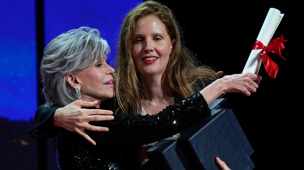 Justine Triet (r), französische Regisseurin, erhält bei den Filmfestspielen von Cannes die Goldene Palme für ihren Film "Anatomy of a Fall" von Jane Fonda.