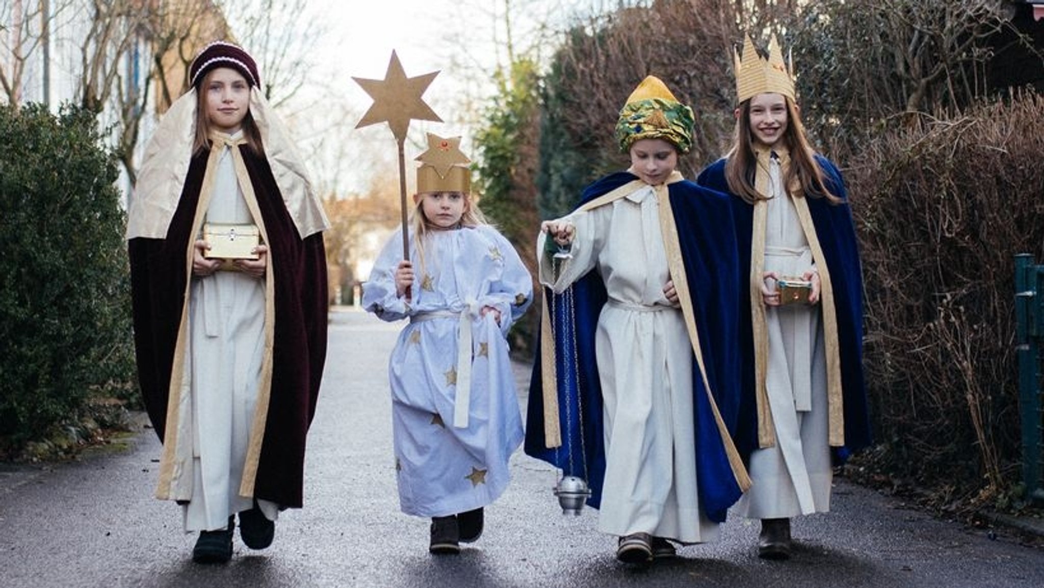 Sternsinger ziehen von Haus zu Haus