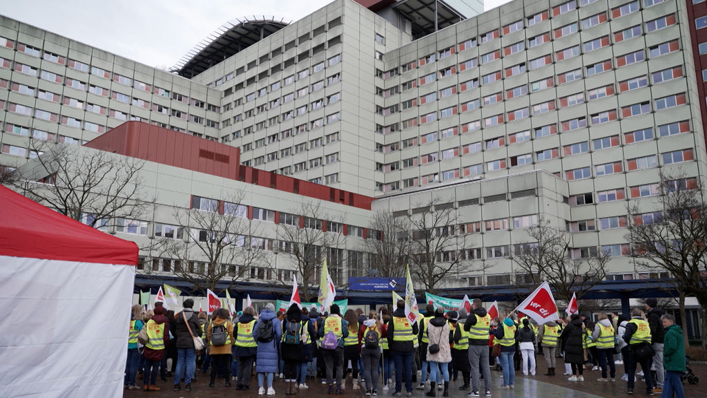 Am Augsburger Universitätsklinikum haben  Beschäftigte von Krankenhäusern in Bayern vorübergehend die Arbeit niedergelegt.