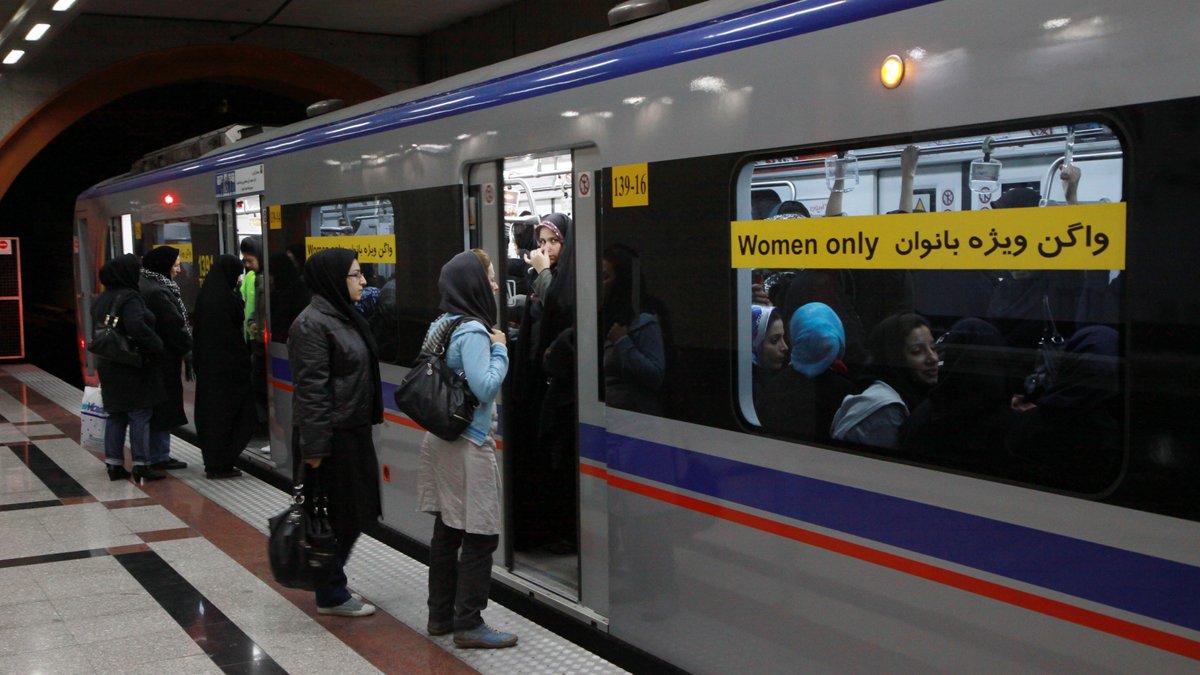 Ein nur für Frauen reservierter U-Bahn Waggon in Teheran im November 2009.
