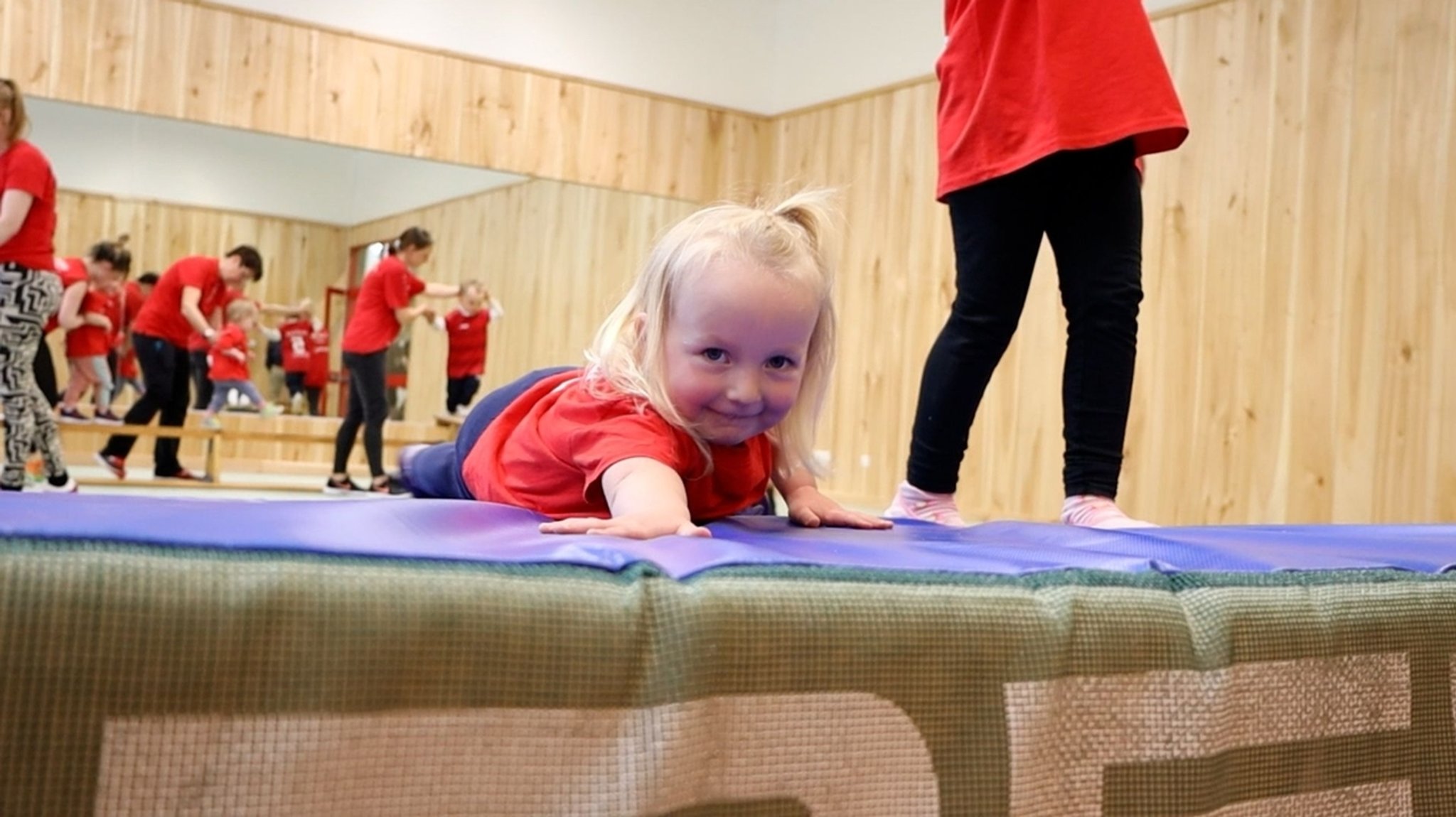 Bambini Turnen in den neuen Räumlichkeiten des Höchstädter Sportvereins. 