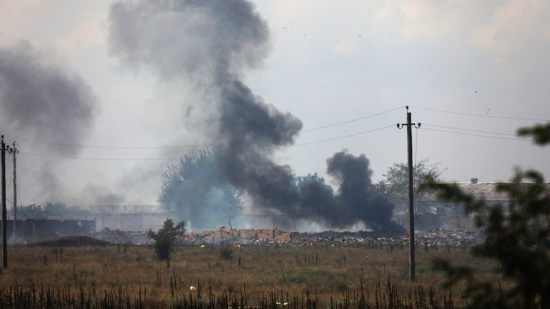 Rauch steigt über einem Explosionsort eines Munitionslagers der russischen Armee in der Nähe des Dorfes Mayskoye auf der Krim auf (16.8.22).
