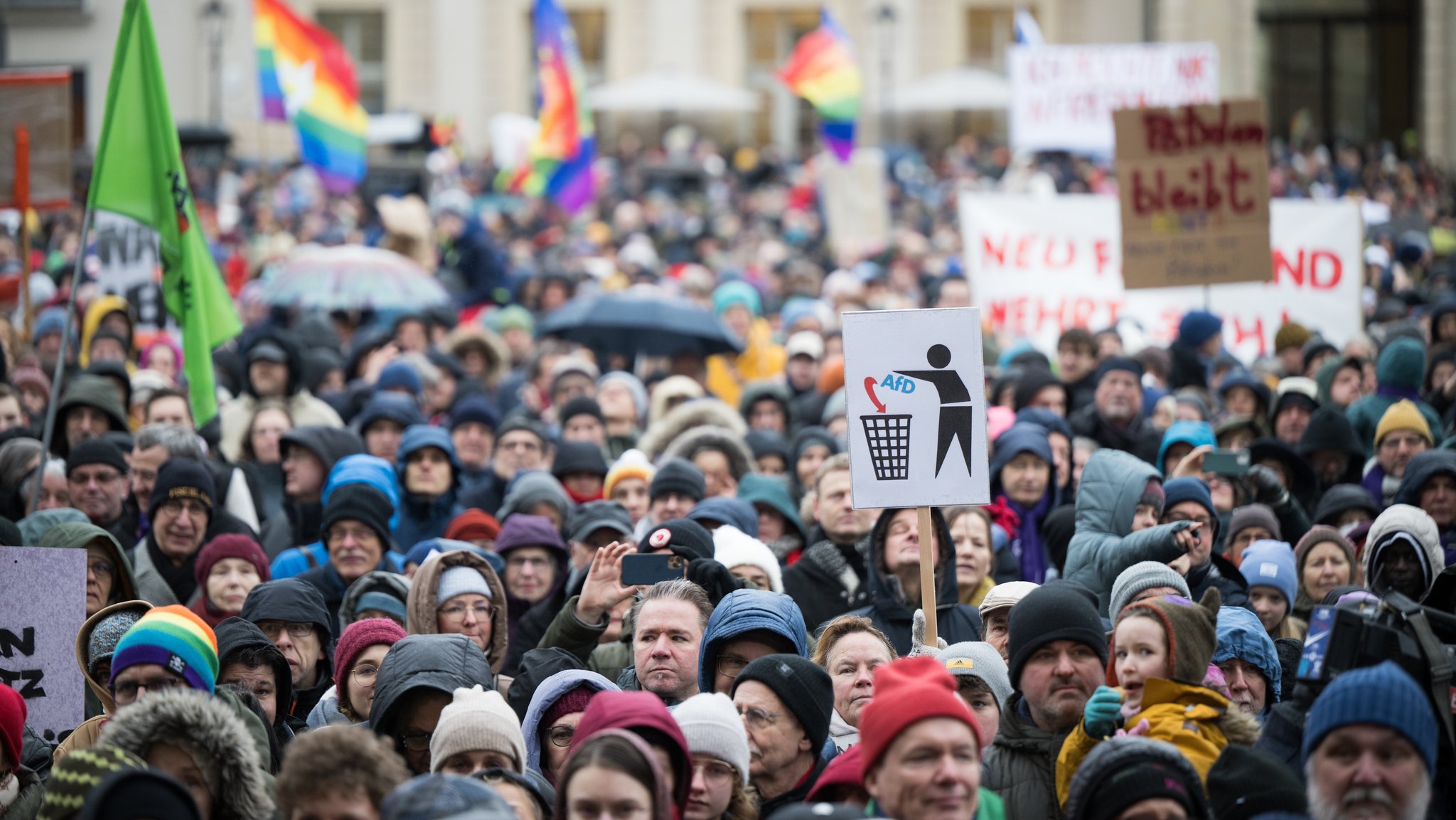 Menschen stehen während der Demonstrationen «Potsdam wehrt sich» auf dem Alten Markt. 