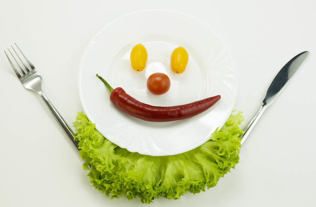 Ein Gesicht aus Gemüse ist auf einem Teller angerichtet: Zukünftig werden wir viel mehr Gemüse essen, wenn alle Menschen satt werden sollen.