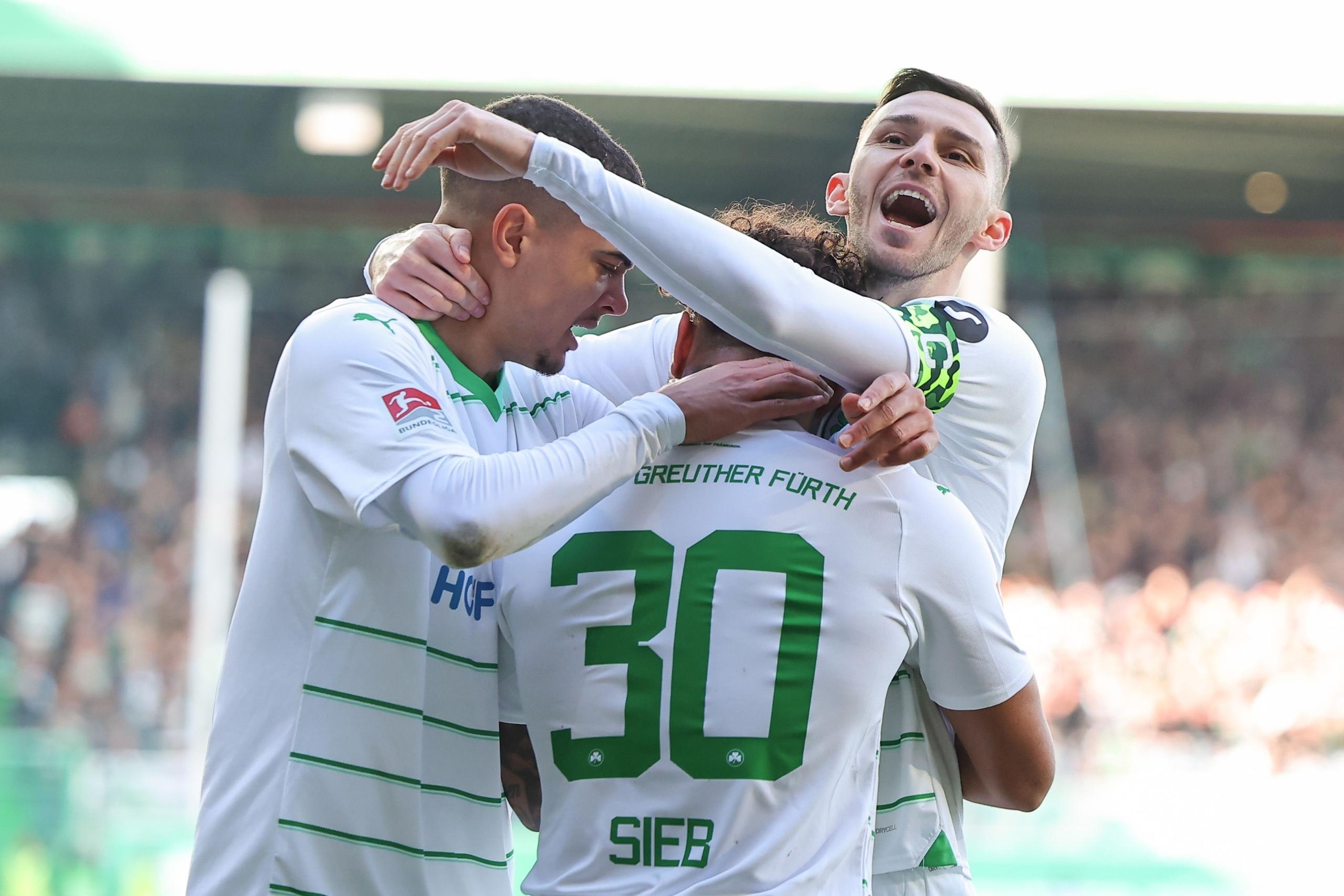 Fürth feiert ein Tor gegen den 1. FC Nürnberg