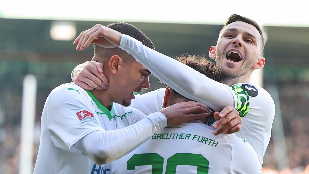 Fürth feiert ein Tor gegen den 1. FC Nürnberg