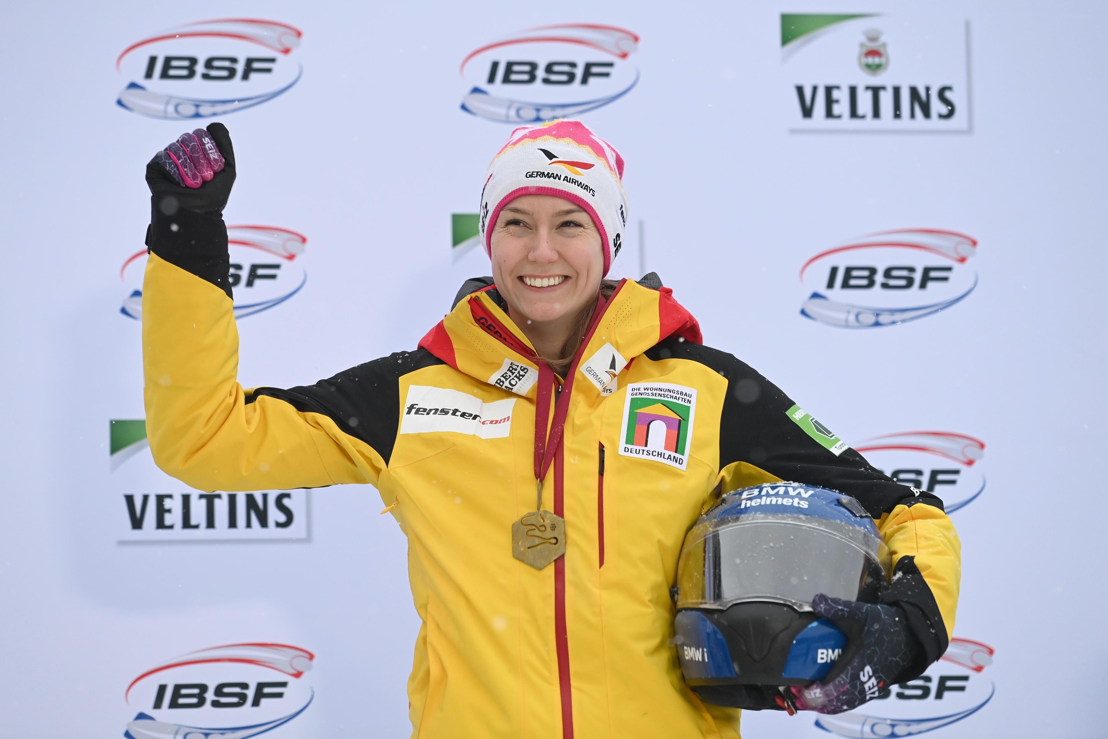 Laura Nolte jubelt nach ihrem Weltcupsieg in Winterberg.