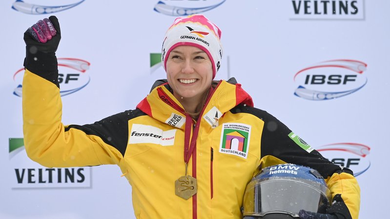 Laura Nolte jubelt nach ihrem Weltcupsieg in Winterberg. | Bild: picture alliance / SvenSimon | Malte Ossowski Laura Nolte jubelt nach ihrem Weltcupsieg in Winterberg.