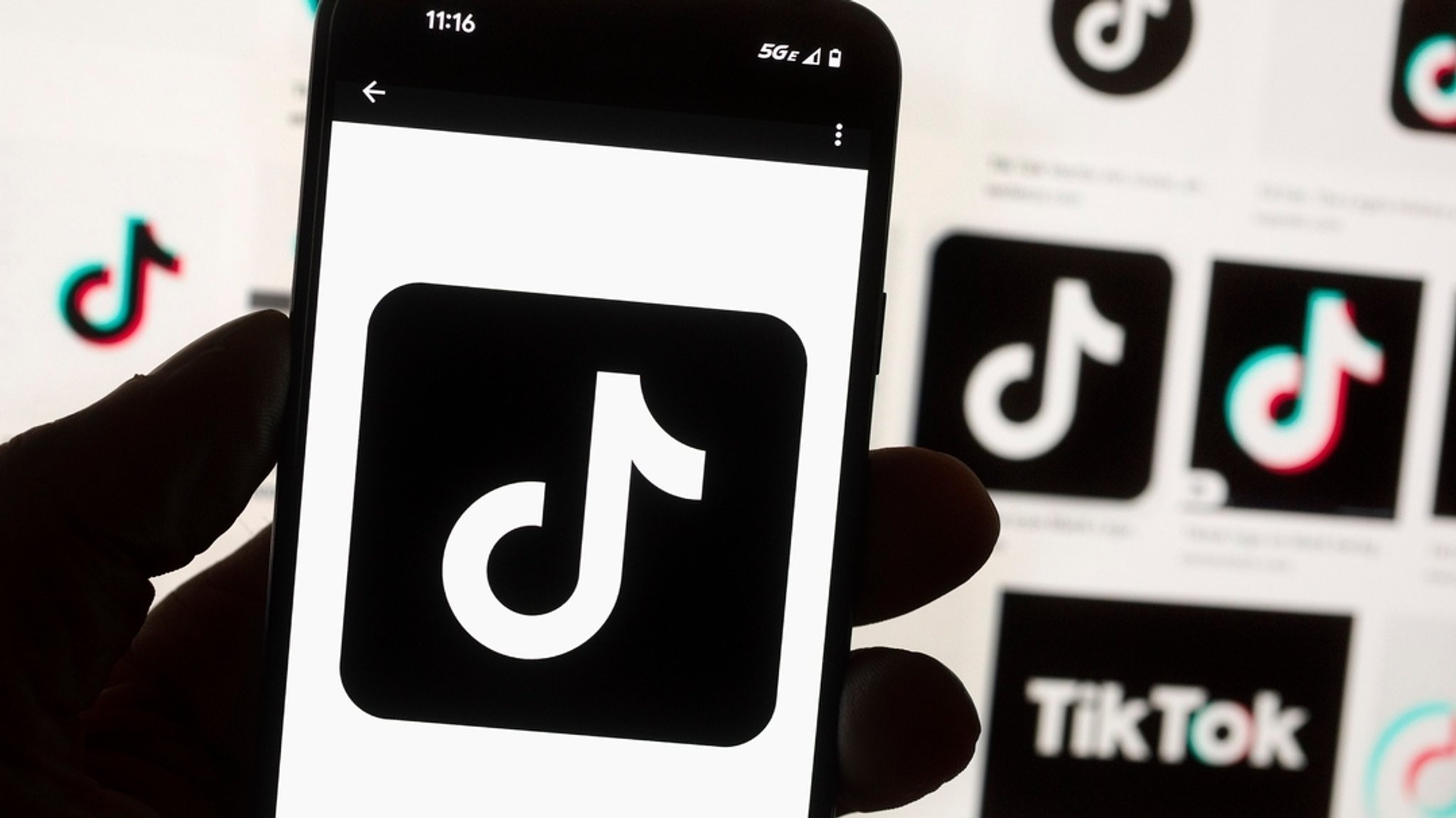 Das Logo der App TikTok auf einem Smartphone.