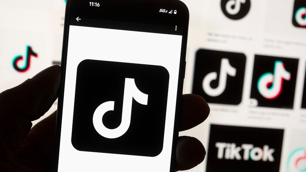 Das Logo der App TikTok auf einem Smartphone.