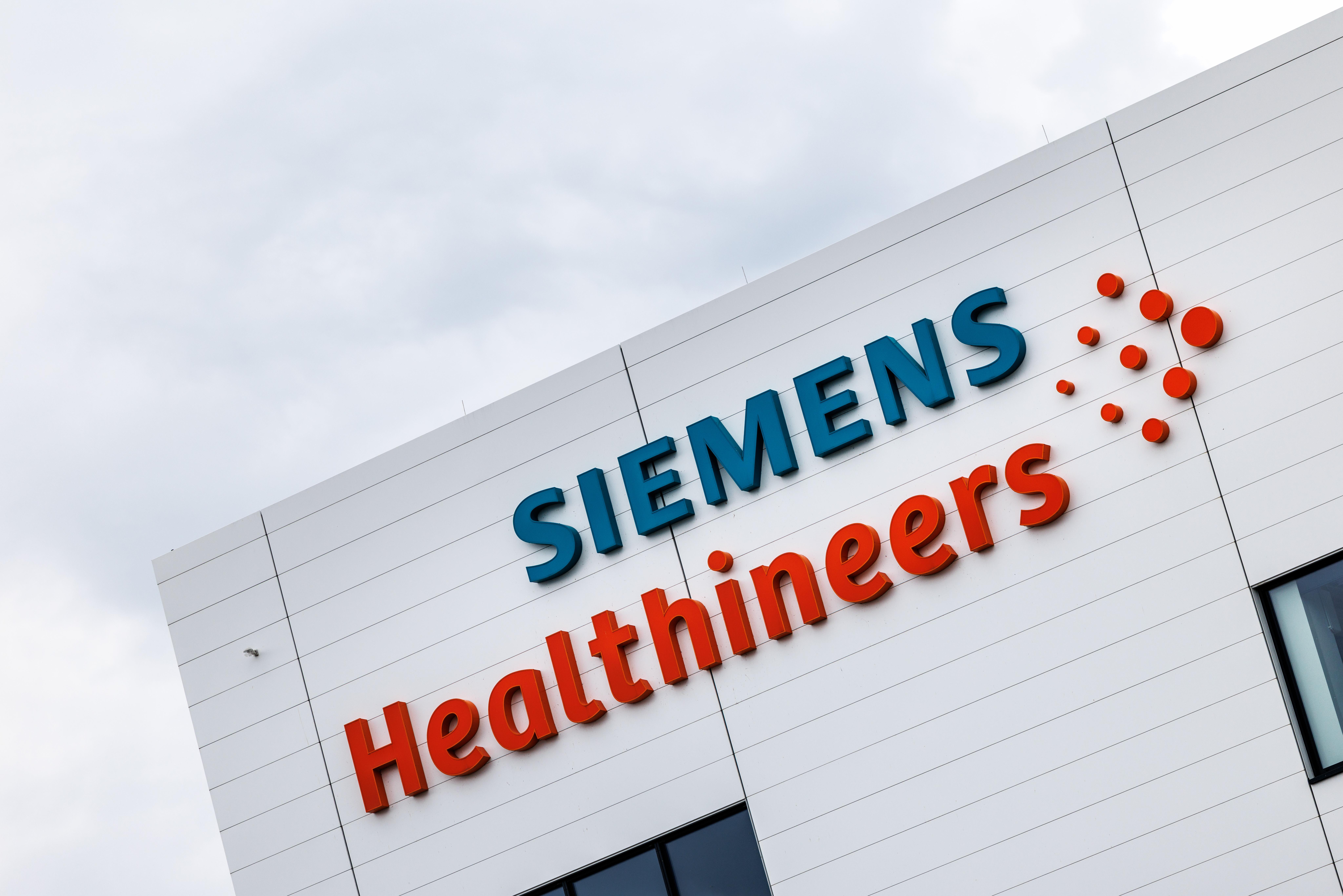 Der Schriftzug und das Logo der Siemens Healthineers ist an der Fassade vom Firmensitz vom Unternehmen in Forchheim (Bayern) zu sehen.