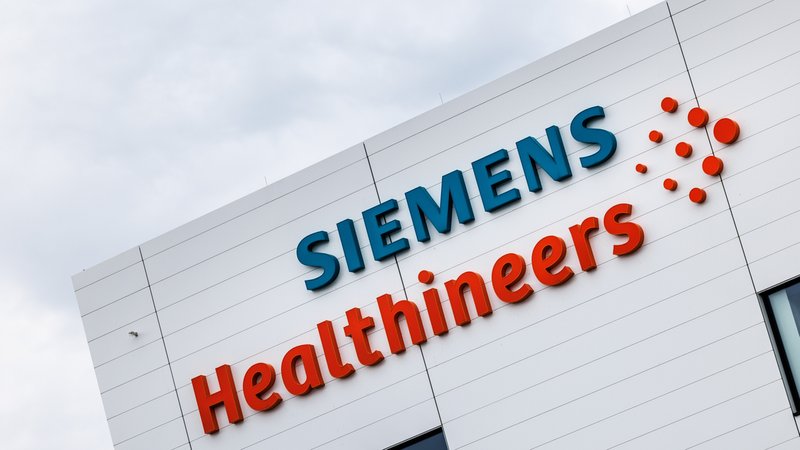 Der Schriftzug und das Logo der Siemens Healthineers ist an der Fassade vom Firmensitz vom Unternehmen in Forchheim (Bayern) zu sehen. | Bild: picture alliance/dpa | Matthias Balk Der Schriftzug und das Logo der Siemens Healthineers ist an der Fassade vom Firmensitz vom Unternehmen in Forchheim (Bayern) zu sehen.