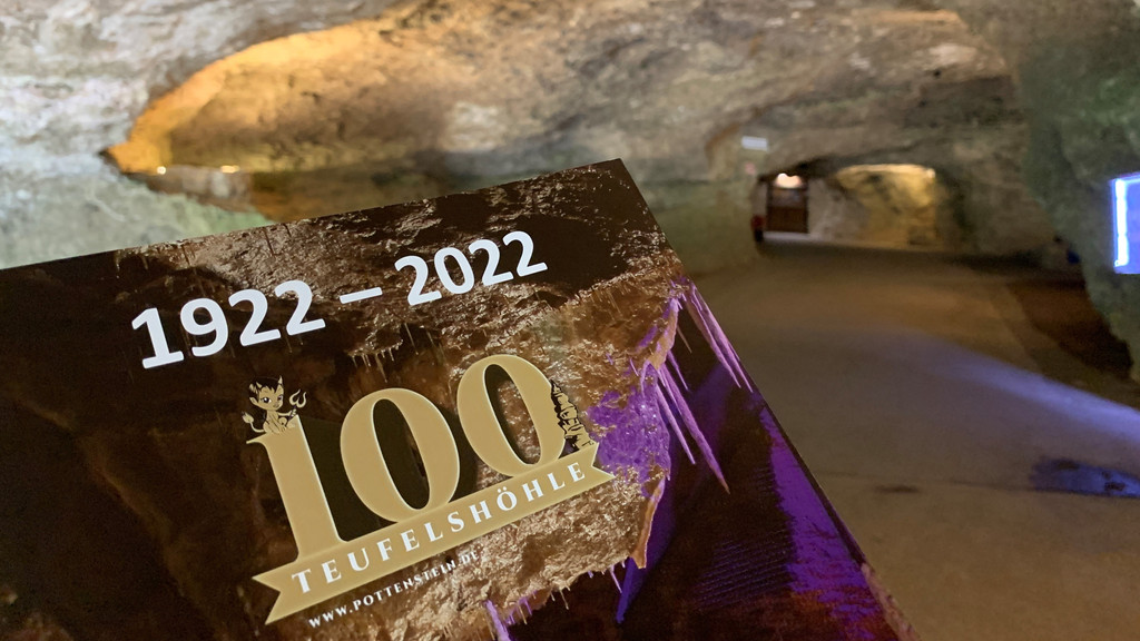 Ein Buch am Eingang der Höhle. 