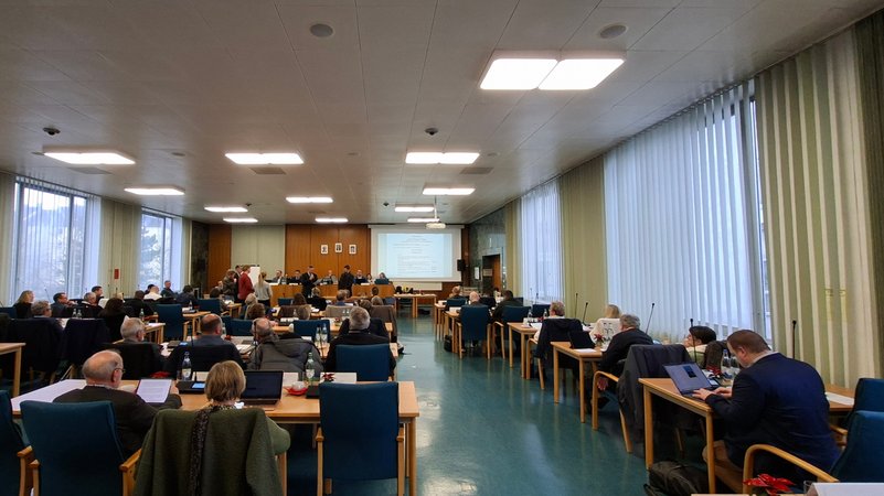 Im Sitzungssaal versammeln sich die Mitglieder des Kreistags Landkreis Fürth | Bild: BR/Eleonore Birkenstock Im Sitzungssaal versammeln sich die Mitglieder des Kreistags Landkreis Fürth