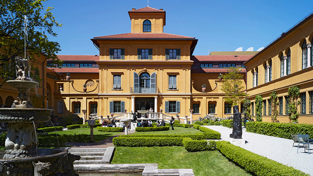 Garten und Gebäude des Lenbachhauses, die italienisch anmutende Villa des Münchner Malerfürsten Franz Lenbach im vollen Sonnenlicht.  