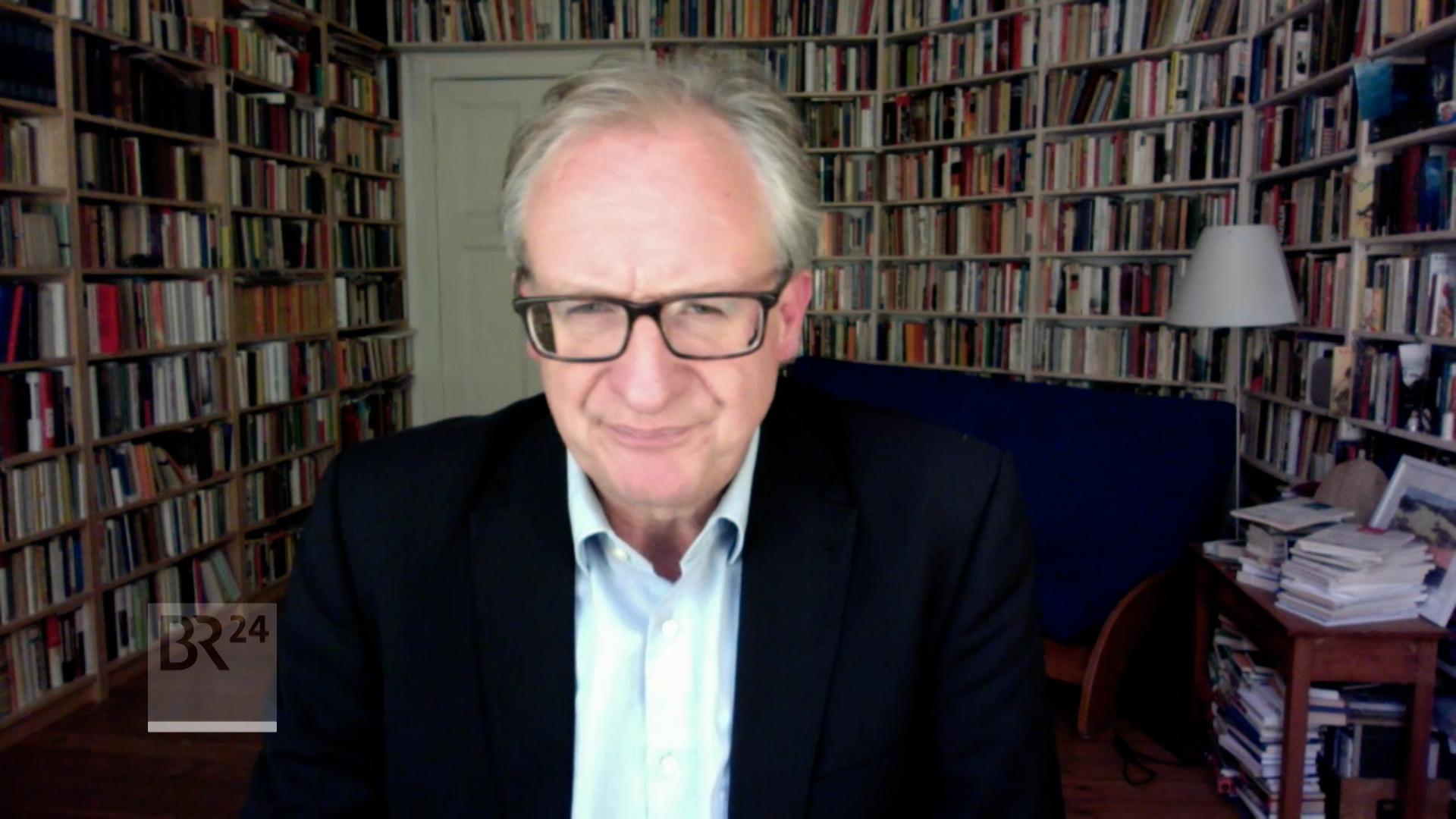 Politikwissenschaftler Albrecht von Lucke bespricht mit Moderator Stefan Scheider den aktuellen ARD-DeutschlandTrend.