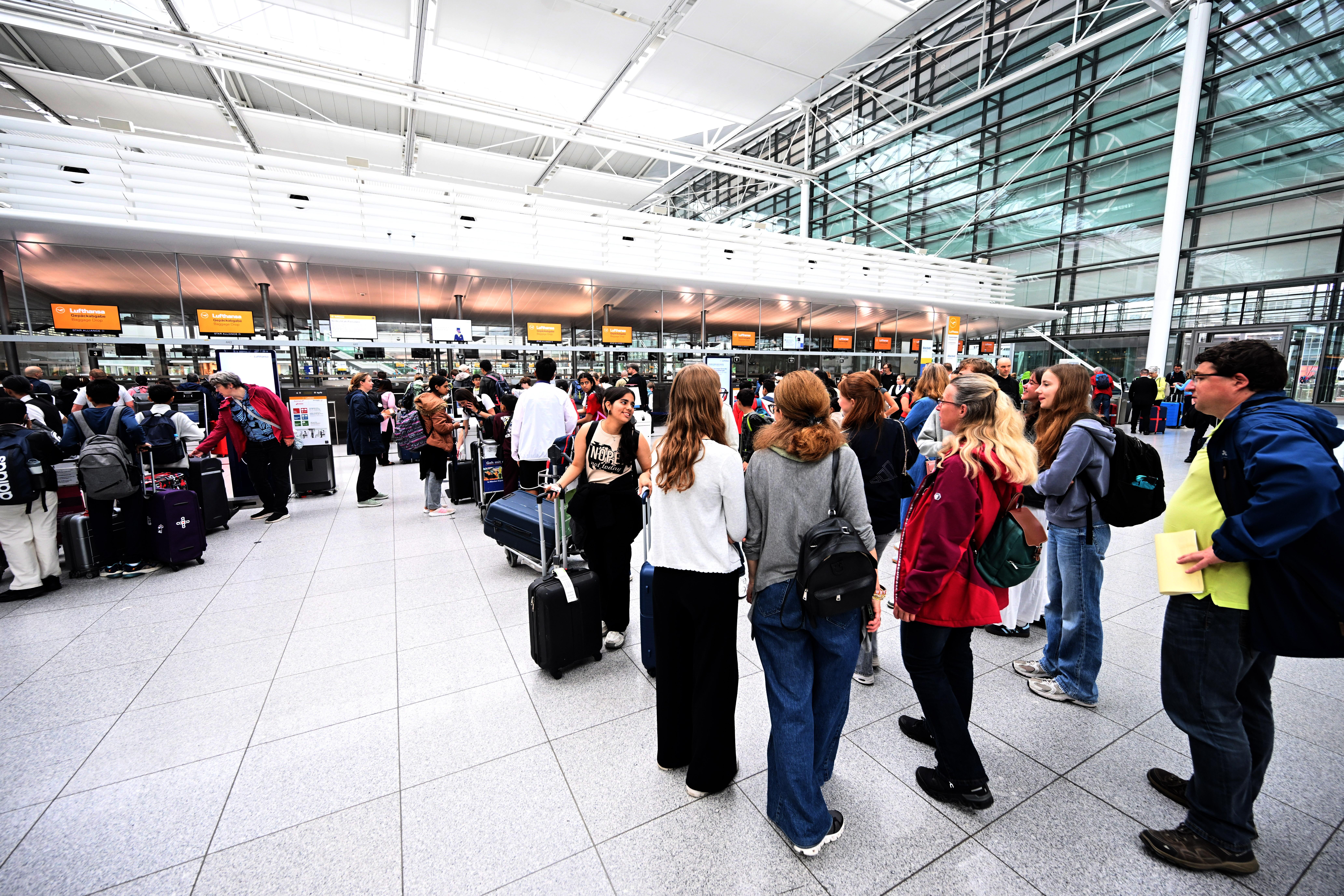 (Archivbild) Flughafen München: Reisende warten an einem Terminal. 