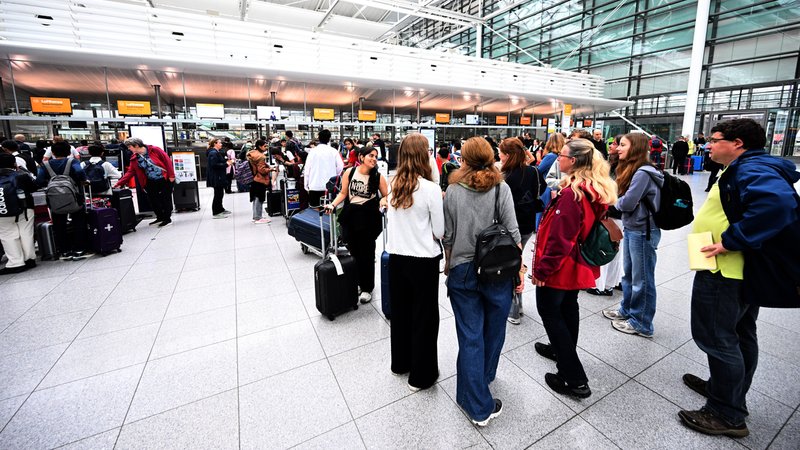 (Archivbild) Flughafen München: Reisende warten an einem Terminal. | Bild: pa/dpa/Felxi Hörhager (Archivbild) Flughafen München: Reisende warten an einem Terminal.