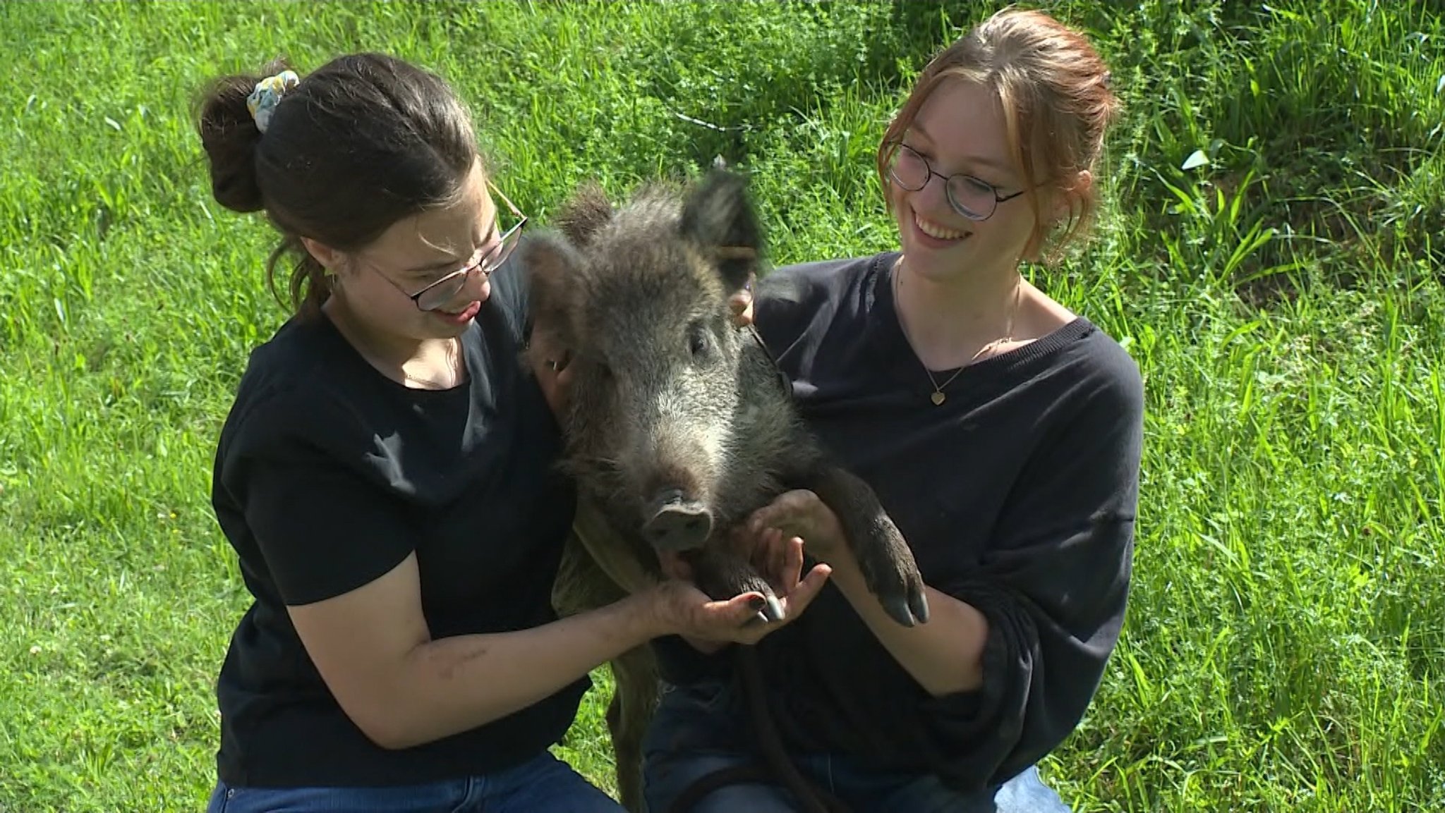 Die Schwestern Leni (links) und Emma Thauer (rechts) genießen ihren letzten Tag mit ihrer Wildsau Sissy.