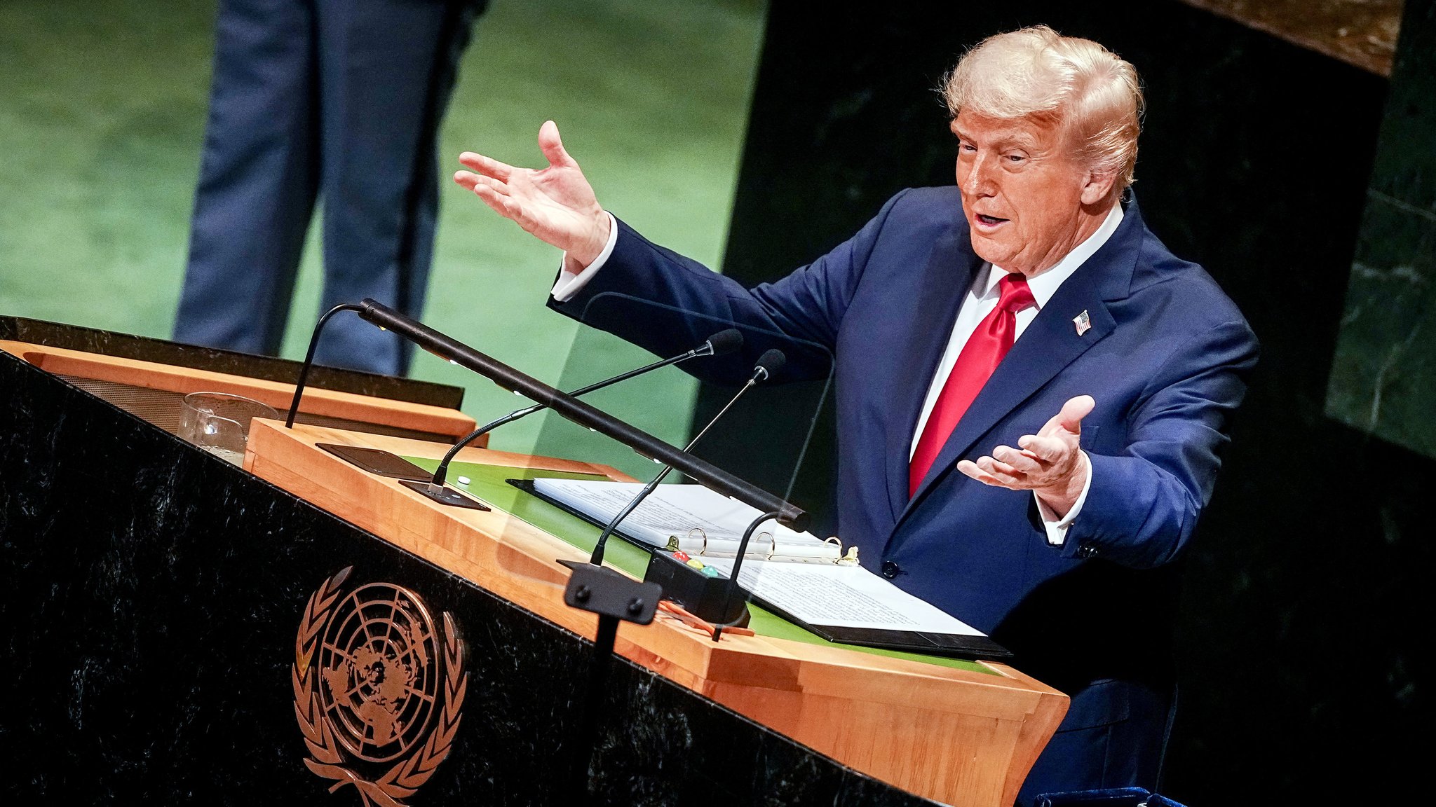 Donald Trump steht am Rednerpult in der UN-Generalversammlung.