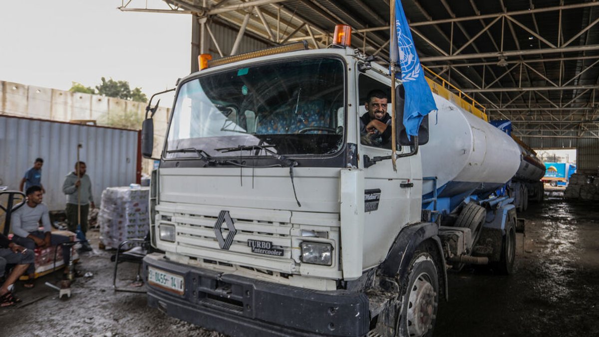 15.11.2023, Palästinensische Gebiete, Rafah: Das Hilfswerk der Vereinten Nationen für Palästina-Flüchtlinge im Nahen Osten (UNRWA) bringt zwei Lastwagen mit Treibstoff über den Al-Masry-Übergang nach Gaza. Foto: Abed Rahim Khatib/dpa +++ dpa-Bildfunk +++