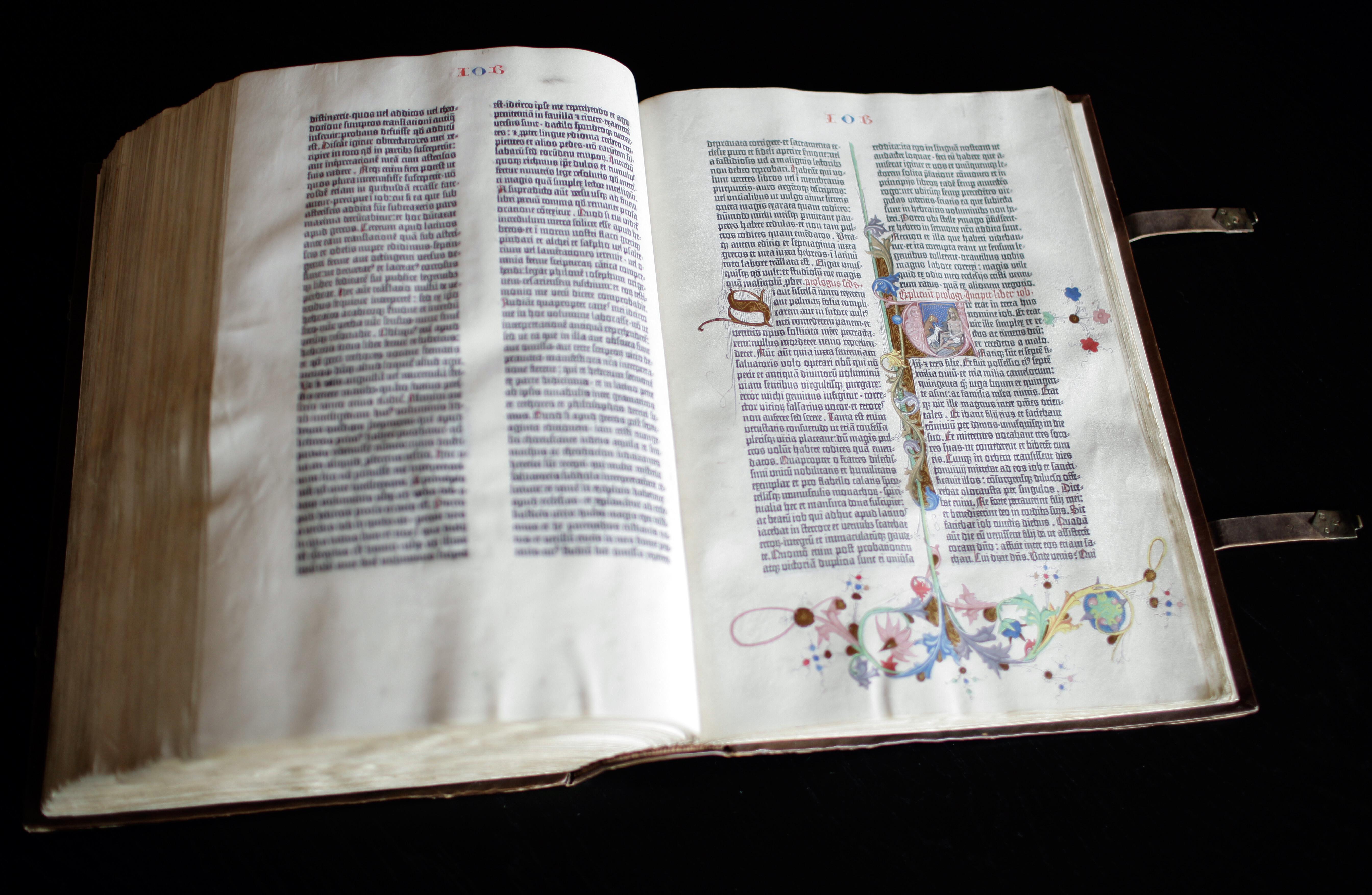 Eine originale Gutenberg-Bibel, aufgenommen am 18.05.2010 in Berlin.