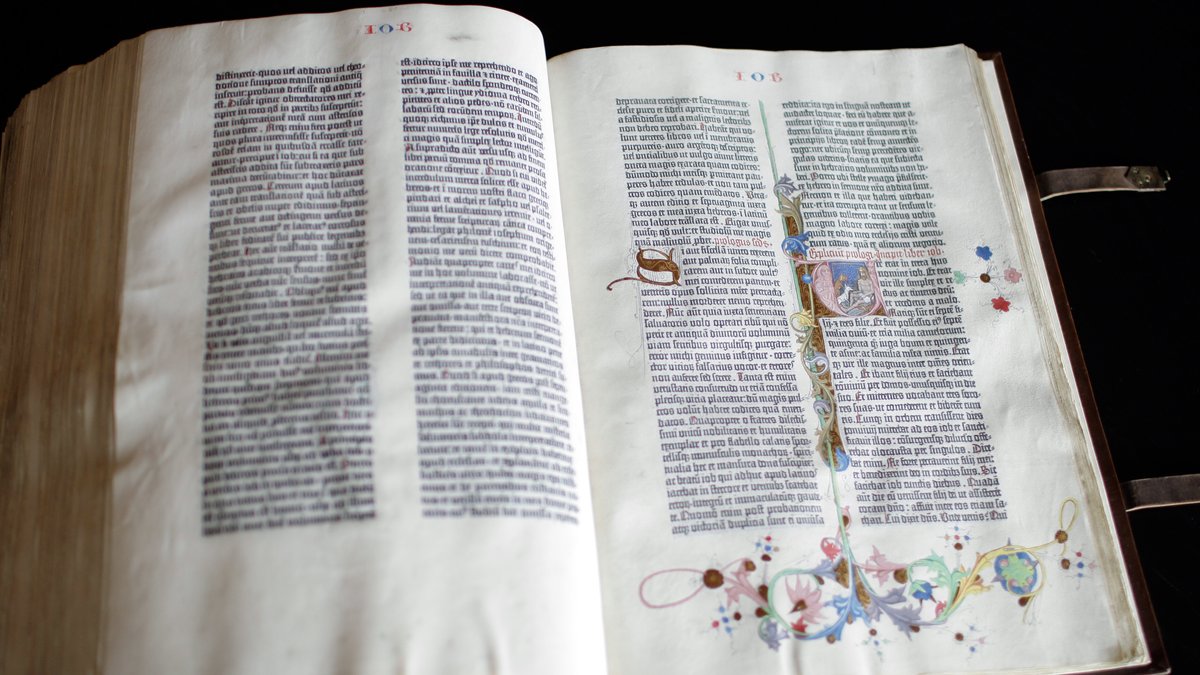 Eine originale Gutenberg-Bibel, aufgenommen am 18.05.2010 in Berlin.