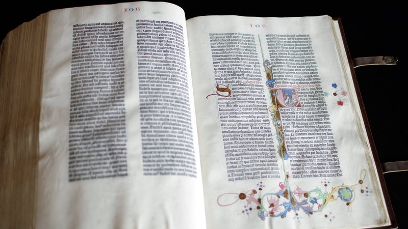 Eine originale Gutenberg-Bibel, aufgenommen am 18.05.2010 in Berlin. | Bild: picture alliance / dpa | Marcel Mettelsiefen Eine originale Gutenberg-Bibel, aufgenommen am 18.05.2010 in Berlin.