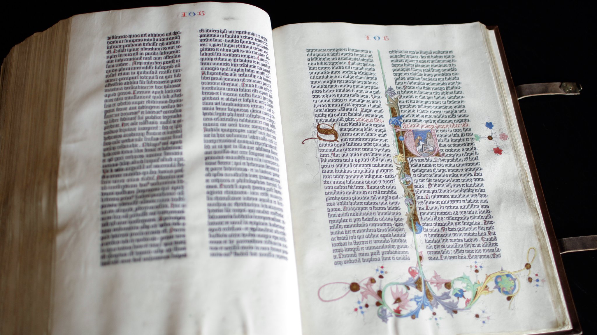 Eine originale Gutenberg-Bibel, aufgenommen am 18.05.2010 in Berlin.