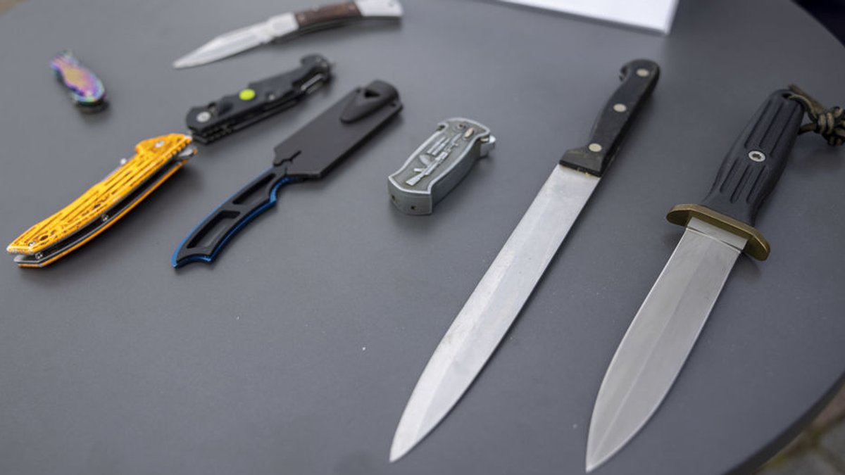 Verschiedene Messer liegen auf einem Tisch. Sie wurden von der Polizei sichergestellt. (Archivbild)