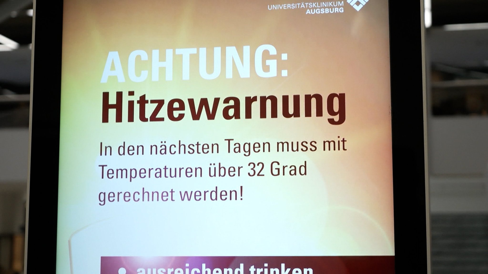 (Symbolbild) Hinweisschild Hitzewarnung | Bild: Bayerischer Rundfunk 2026 (Symbolbild) Hinweisschild Hitzewarnung