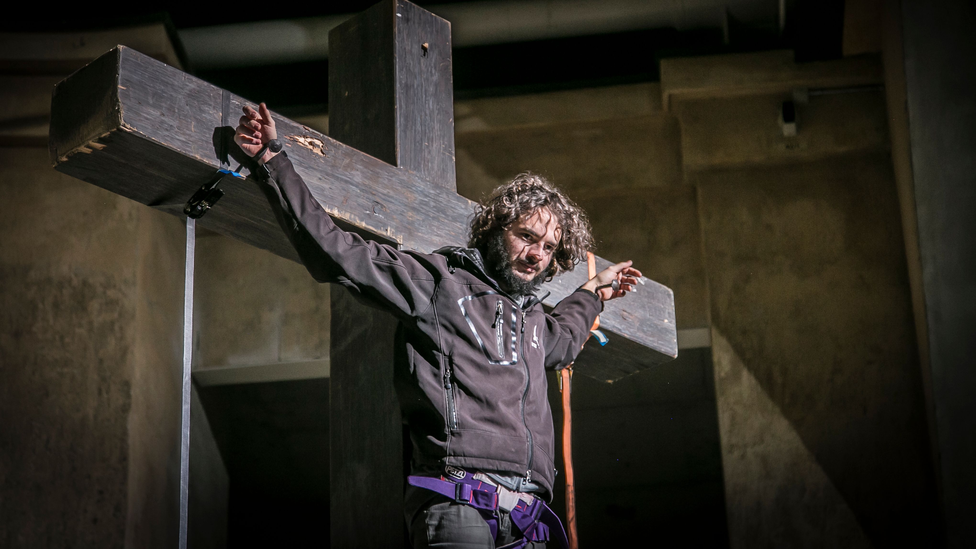 Oberammergauer Jesus Absolviert Erste Hangeprobe Am Kreuz Br24